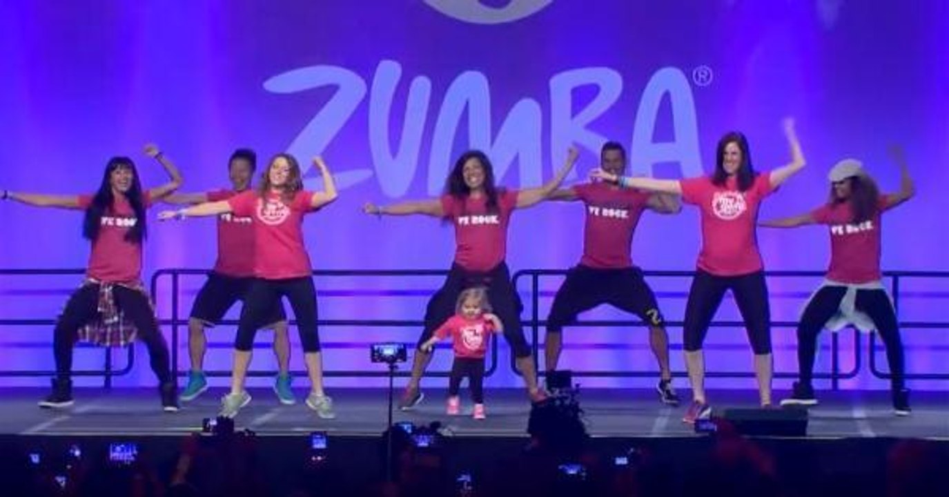 Elle monte sur scène avec les danseurs et leur vole la vedette ! WOW !