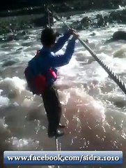 پاکستان میں کچھ علاقوں میں، بچے سکول ایسے جاتے ہیں.