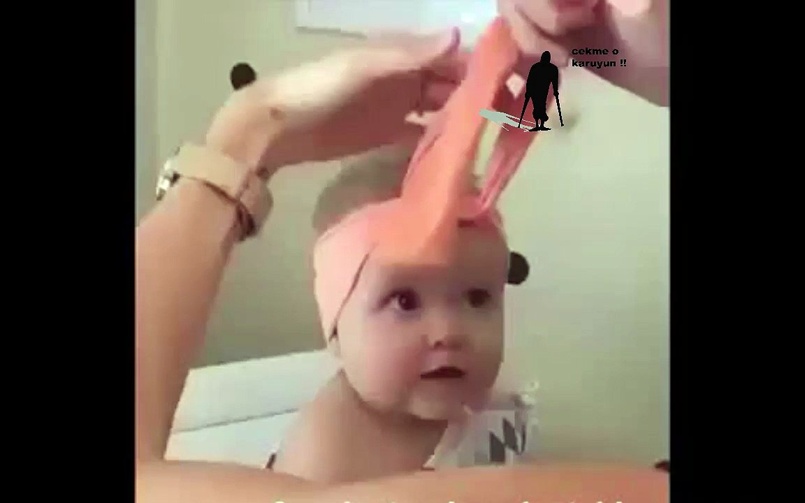 annesinin katkısıyla dahada tatlılaşan bebek.