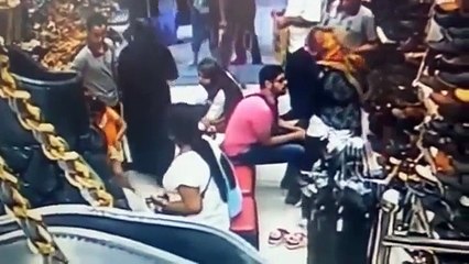 امرأة تستخدم طفلة في سرقة شنطة زبونة