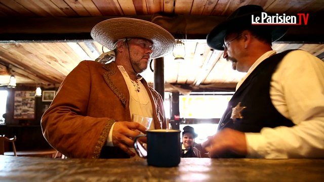 Ils jouent aux cowboys et aux indiens grandeur nature