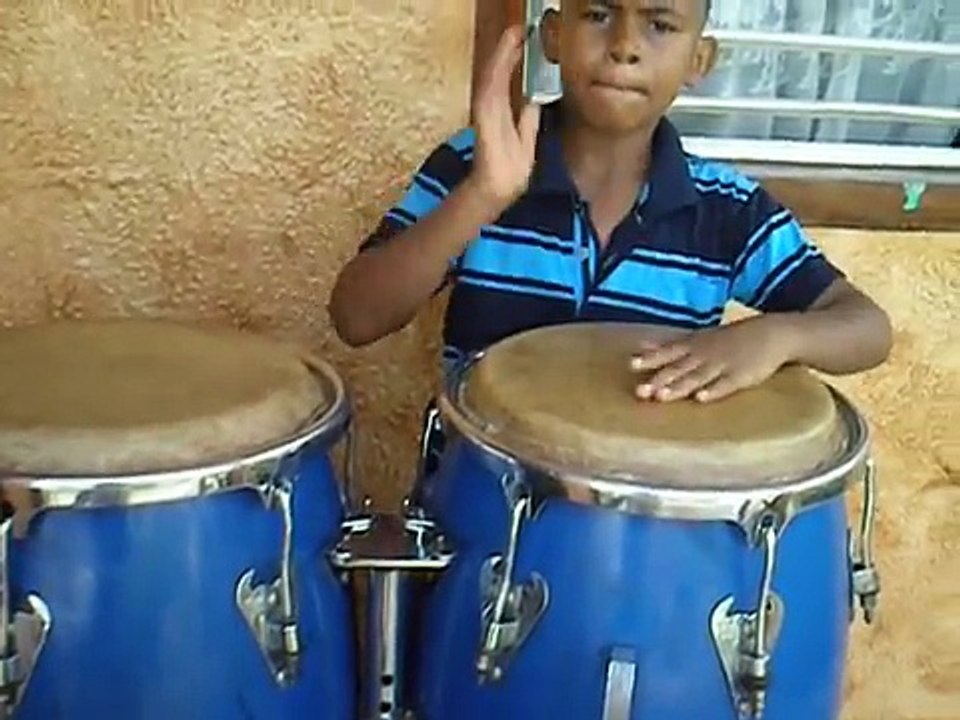 niño de 8 años tocando conga lewin