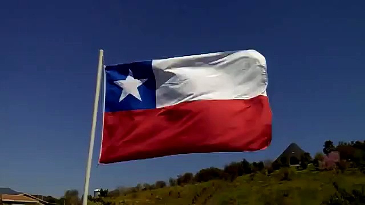 bandera de Chile flamea en el valle de Curacaví