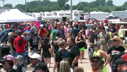 Vous aimez les Mustangs, les Dragsters et les Crashs. Cette vidéo est faite pour vous !!!!