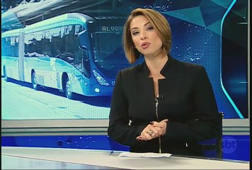 Passageiros se arriscam no Sistema de Transporte Rápido por Ônibus