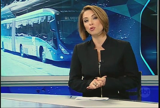 Passageiros se arriscam no Sistema de Transporte Rápido por Ônibus