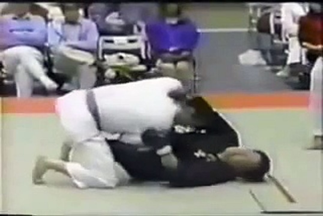 Satoru Sayama (Tiger Mask)  vs. Yoshinori Nishi  (1995)