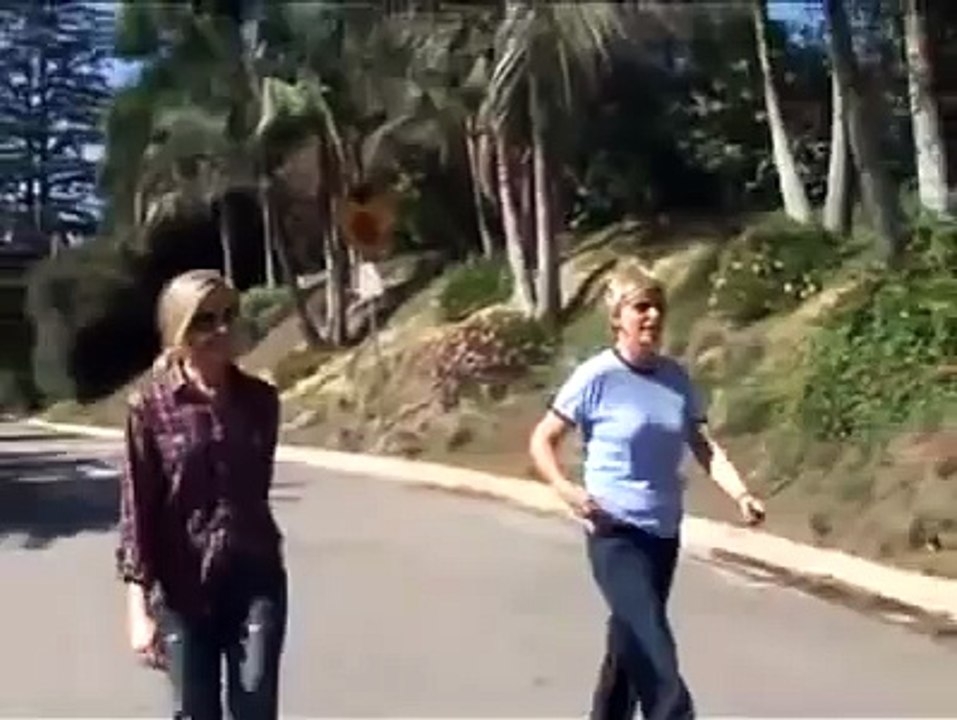 (Paps harrasment watch at your own risk) Ellen & Portia @ Sacha Baron Cohen's house 10/19/08