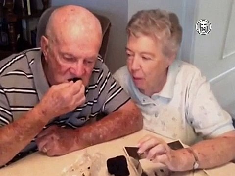 Пара из США 60 лет ест один и тот же свадебный торт