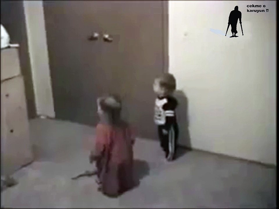 ekip çalışması yaparak kapıyi açan bebekler:D
