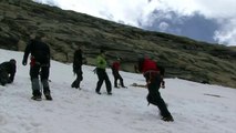 Alpinschule Berg und Tal: Stoppen eines Rutschers (Pickelbremse)