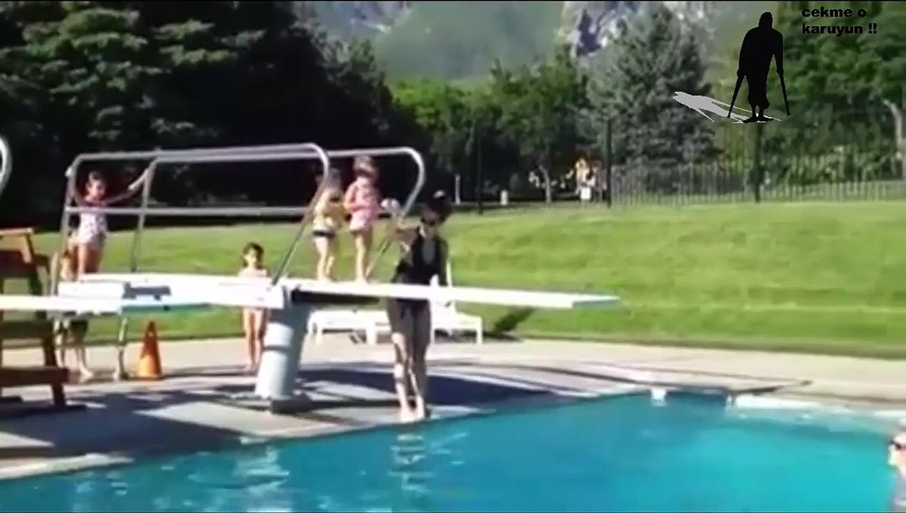 atlama sırasını bekleyemeyen küçük kız. :D