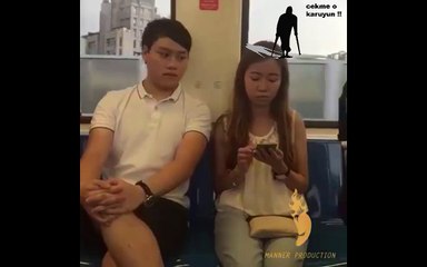 gözlerini pek hızlı oynatabilen dikizci çocuk.