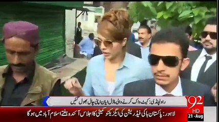 Ayaan Ali Fell Down During A Cat Walk Outside The Court