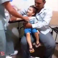 İğne Yaparken Çocuğu Kahkahalara Boğan Doktor
