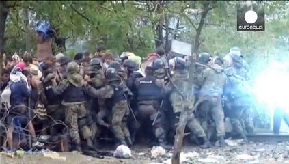 Video herunterladen: Миграционный кризис: полторы тысячи беженцев прорвались в Республику Македония