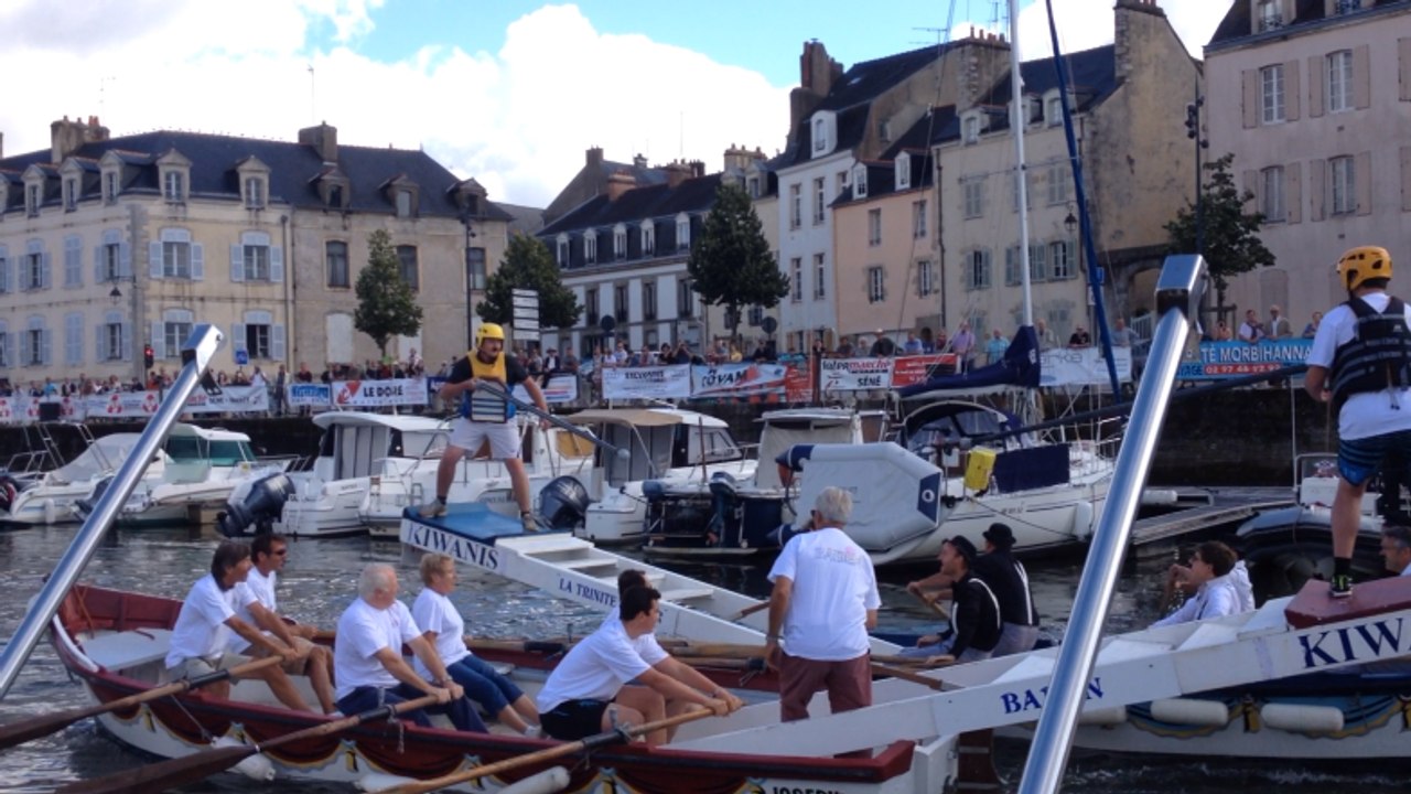 Les jouteurs s'affrontent dans le port de Vannes