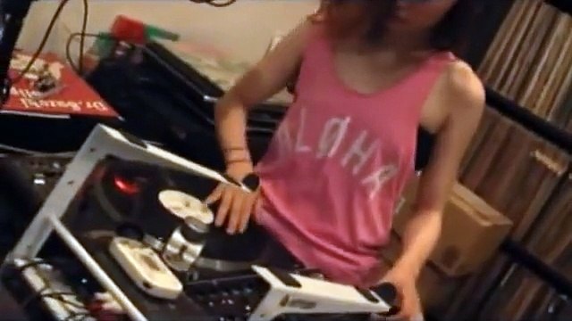 Cette fille de 16 ans déchire tout en scratch et turntable - DJ SARA