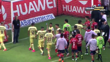 Águilas y Tiburones discutieron al medio tiempo