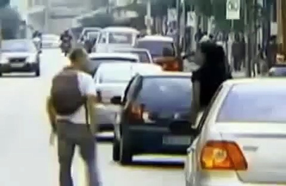 فتات تتحرش برجل بالقوة
