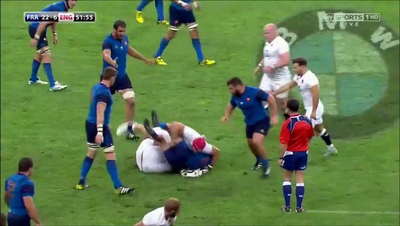XV de France - Le coup de pied involontaire de Pascal Papé dans la tête de Jonathan Joseph