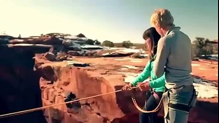 sevgilisini uçurumdan attı