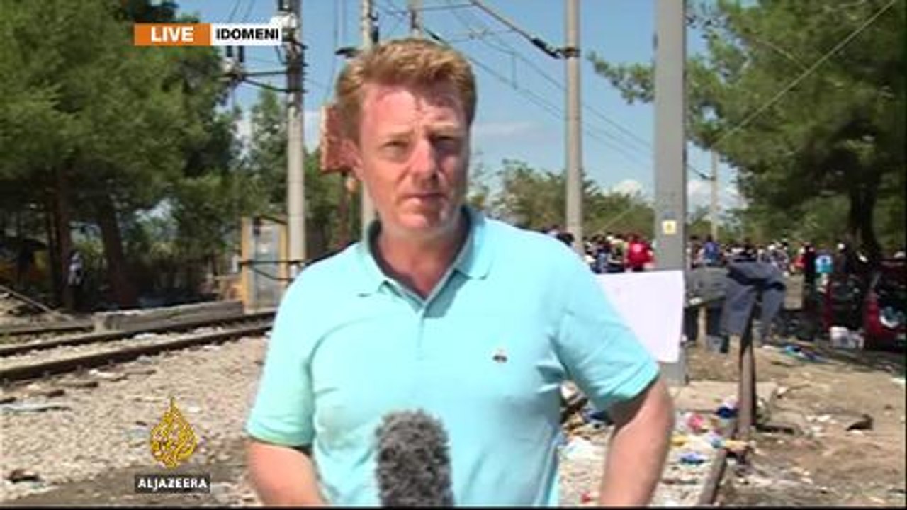 Hundreds of refugees cross Greek border into Macedonia