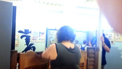 Un enfant se prend une porte de saloon en pleine tête (Belgique)