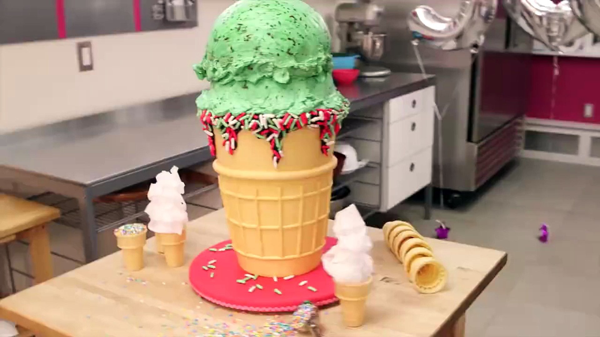 Un Gateau Geant En Forme De Cornet A Glace Video Dailymotion