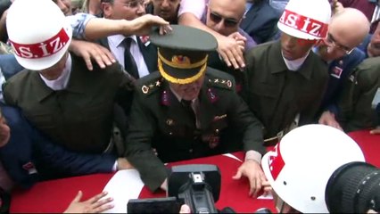 Şehidin Yarbay ağabeyi, tabuta vura vura hesap sordu!