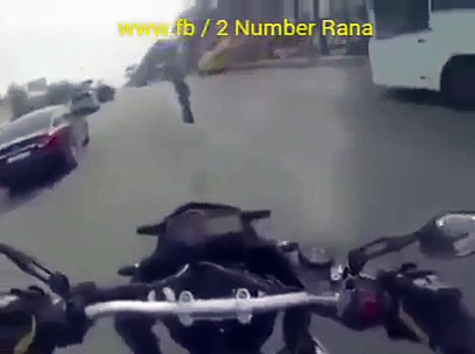 سیلوٹ هے موٹر سائیکل والے کو