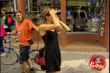 Eteği Açılan Genç Kız