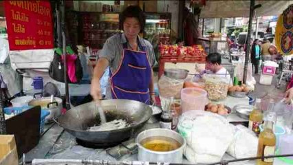 La exquisita comida tailandesa se cocina en las calles