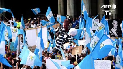 Miles piden renuncia del presidente de Guatemala