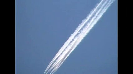 Chemtrails-Existenz-Beweis - Ein Flugzeug, zwei unterschiedliche "Kondensstreifen"