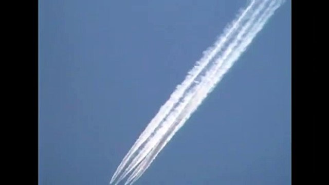 Chemtrails-Existenz-Beweis - Ein Flugzeug, zwei unterschiedliche Kondensstreifen