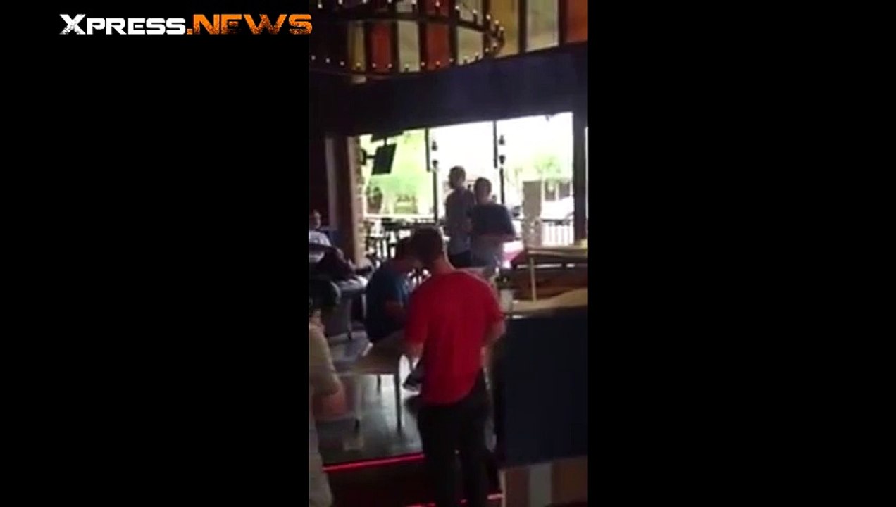 Un homme se met à jouer du Dr. Dre au piano dans un bar en Arizona