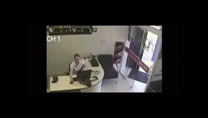 برازيلية تنجو من سيارة اقتحمت مكتبها