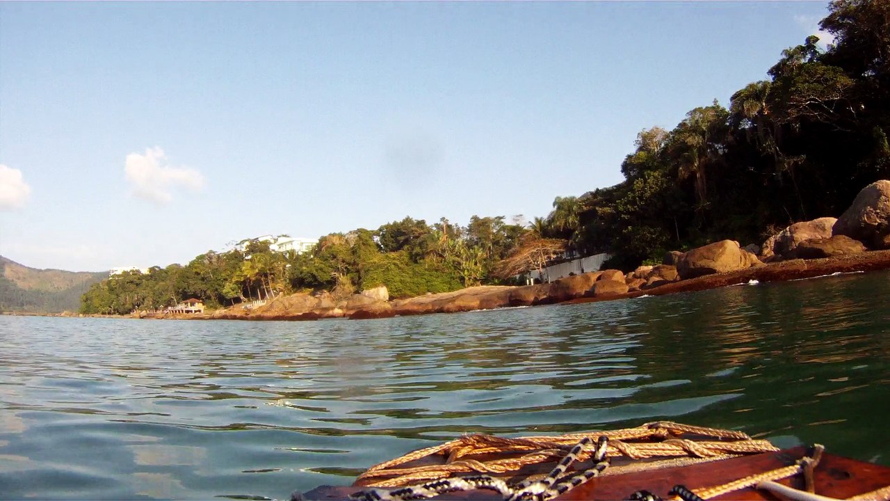 Navegação em reciclados, garrafas PET, nas praias as praias de Ubatuba, Brasil