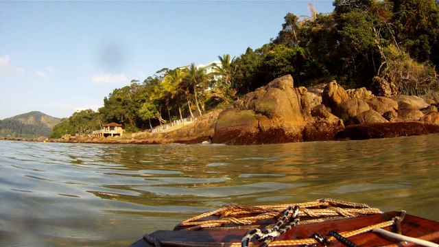 Navegação em reciclados, garrafas PET, nas praias as praias de Ubatuba, Brasil