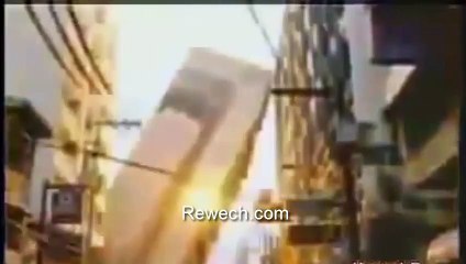 انهيار برج سكني وسقوطه على المبنى المقابل