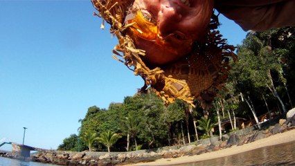 Navegação em reciclados, garrafas PET, nas praias as praias de Ubatuba, Brasil