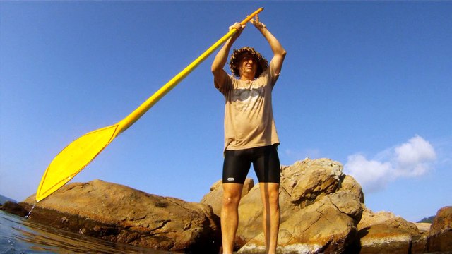 Navegação em reciclados, garrafas PET, nas praias as praias de Ubatuba, Brasil