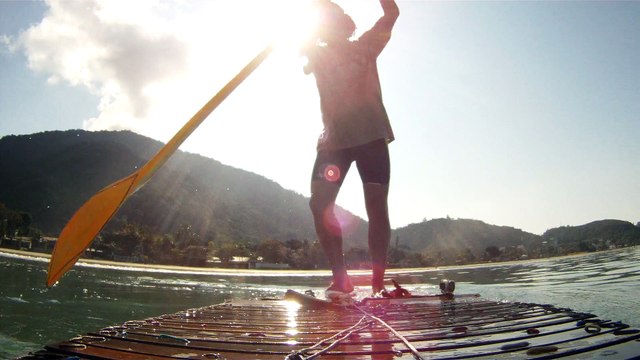 Navegação em reciclados, garrafas PET, nas praias as praias de Ubatuba, Brasil