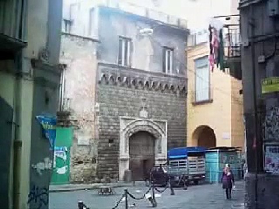 Napoli - Palazzo Penne tra incuria e degrado