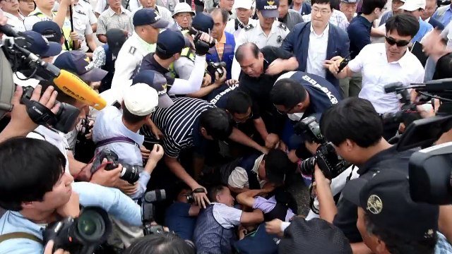 South Korean activists scuffle with police at N. Korea border