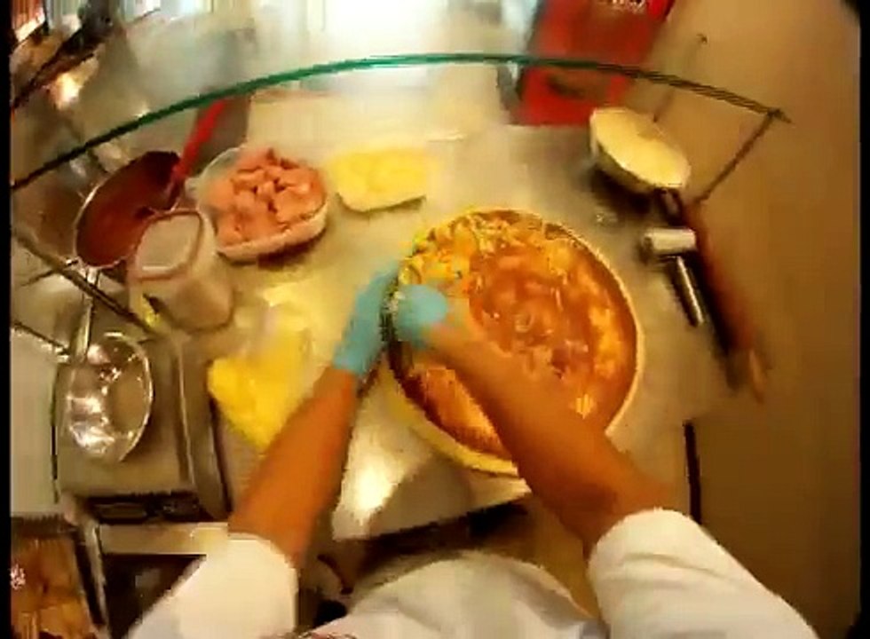 Dario elaborando pizza 6 sabores.