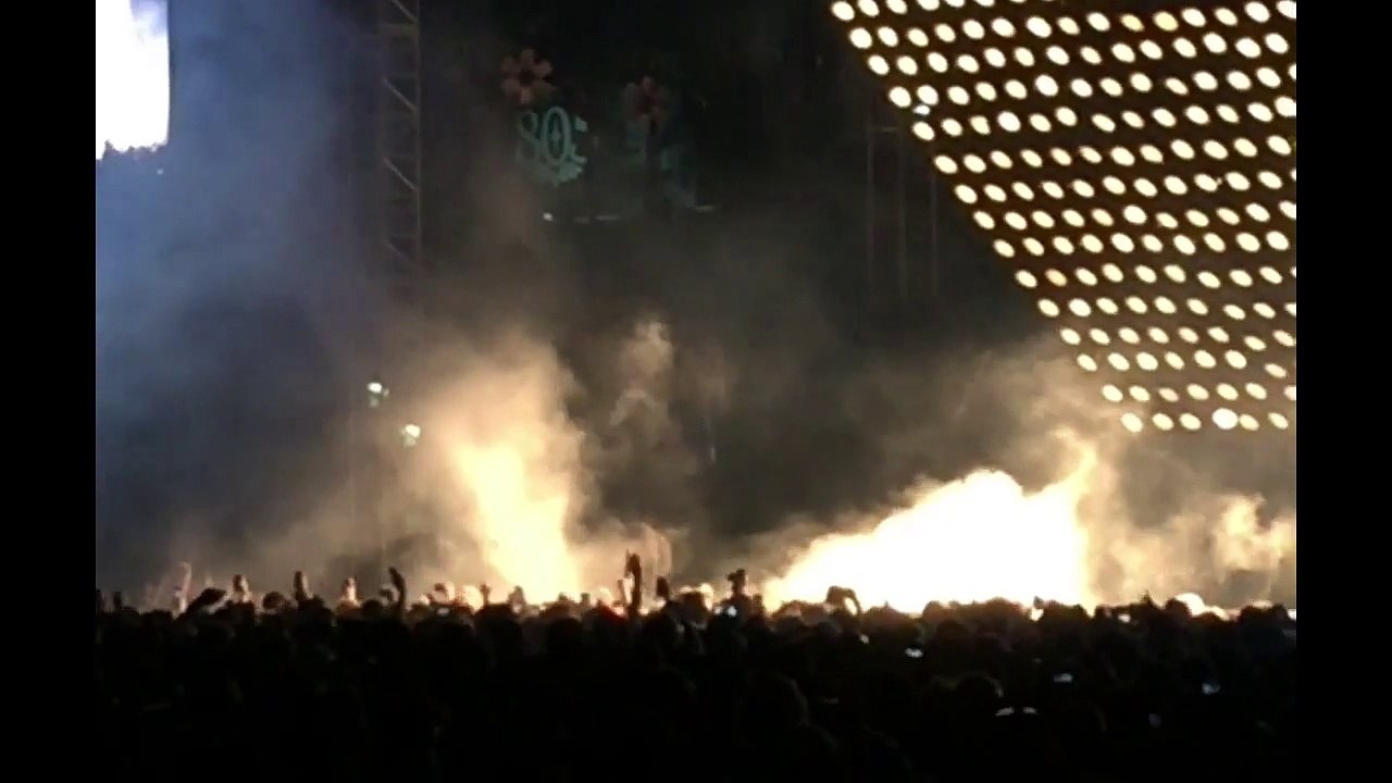 Kanye West brings Rihanna onstage for surprise...