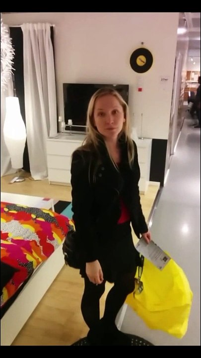 Ce gars s'amuse à rendre sa copine complètement folle à IKEA
