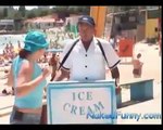 Gelataio in Spiaggia - Sexy Candid Camera